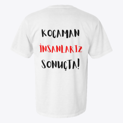 Kocaman İnsanlarız tasarımlı beyaz tişört, arka görünüm
